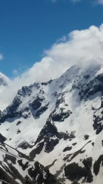Kışın karla kaplı bir dağ manzarası.