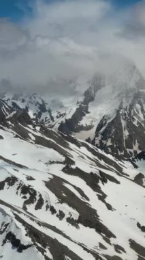 Karla kaplı tepe ve vadilerin huzurlu kış manzarası.