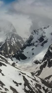 Karlı dağların ve kış tepelerinin havadan görünüşü.