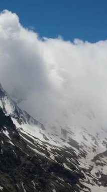 Karlı tepelerin ve kış vadilerinin hava görüntüleri.