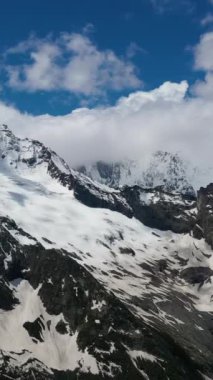 Karla kaplı tepe ve vadilerin güzel kış manzarası.