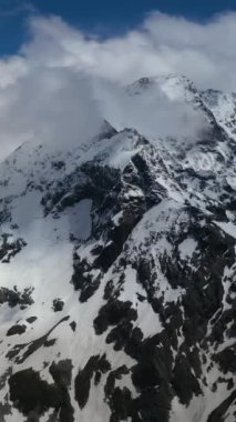 Karlı dağ tepeleri ve buzlu vadilerin havadan görünüşü.