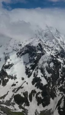 Bakir karlı tepeleri ve tepeleri olan bir kış manzarası..