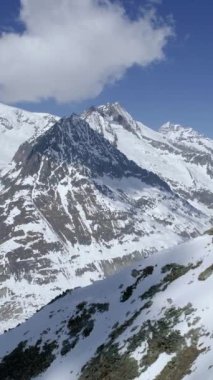 Kış harikalar diyarında dimci duran görkemli karlı zirveler.