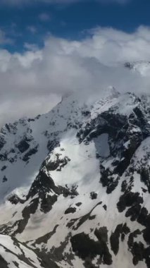 Karla kaplı görkemli dağlar, kış tepeleri boyunca uzanıyor..