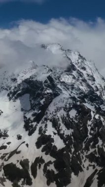 Buz gibi dağların ve karla kaplı tepelerin olduğu bir kış manzarası.