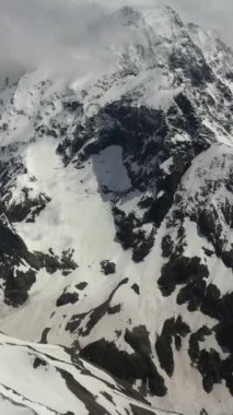 Karlı dağlar ve vadilerle sakin bir kış harikalar diyarı.