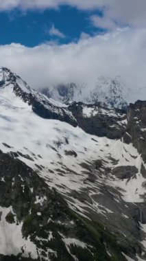 Kış dağları ve karlı tepeler dingin bir manzara yaratır..