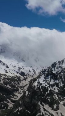 Karlı dağlar ve tepelerin sakin kış manzarası.