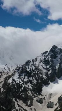 Karla kaplı tepeleri olan güzel kış dağları.