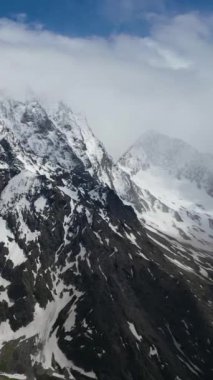 Sakin bir kış sahnesinde karla kaplı tepeler ve tepeler.