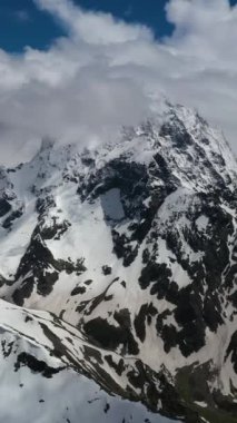 Karlı tepeler ve tepeler sakin bir kış manzarası yaratıyor..