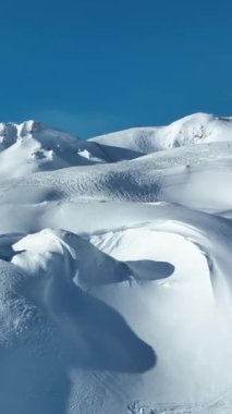 Kış güzeli: Karlı dağlar ve buzlu tepeler.