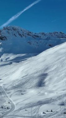 Kış güzeli: Karla kaplı dağlar ve soğuk tepeler.