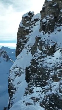Kış manzarasında karla kaplı dağlar ve donmuş tepeler.