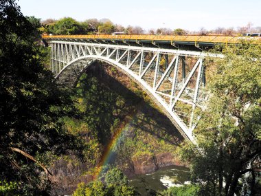Victoria Şelalesi köprüsünün altında canlı bir gökkuşağı oluşur şelalenin sisiyle harmanlanarak nefes kesici ve renkli bir doğal manzara yaratır.