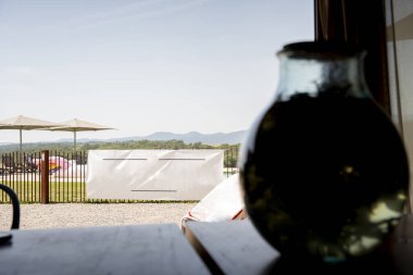 Bitkilerle ve doğal bitkilerle dolu açık hava kavanozu. Yumuşak bir arka planı olan çakılların üzerinde güneş ışığıyla yıkanmış.