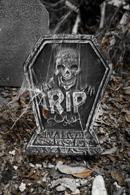 Kafatası ve RIP işareti olan bir mezar, Cadılar Bayramı için mükemmel..