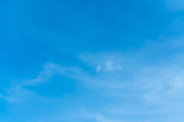 Gökyüzü açık ve mavidir birkaç yüzen bulutla.