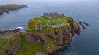 İskoçya 'daki Dunotter Kalesi' nin kalıntılarının hava görüntüsü.