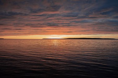 Göl üzerinde renkli günbatımı