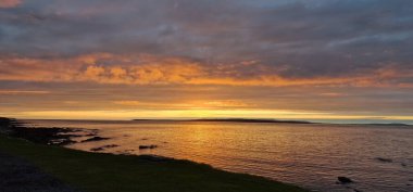 Deniz kıyısında gün batımı