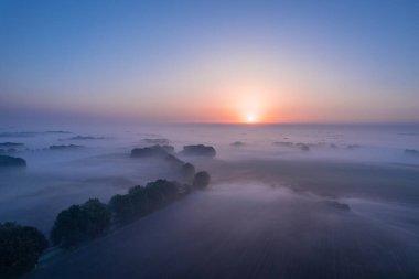 Güzel bir gün doğumunun hava aracı görüntüsü