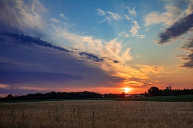Tarlaların üzerinde güzel bir gün batımı