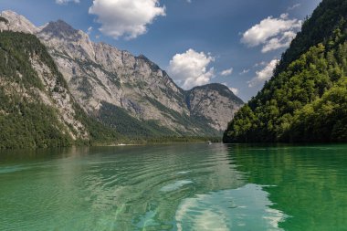 Dağlardaki güzel göl