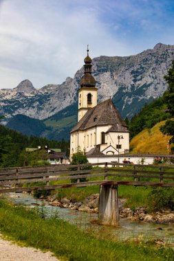 Alp dağlarındaki kilise