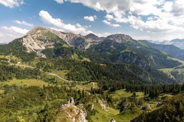 Bavyera Alpleri 'nin muhteşem yaz manzarası