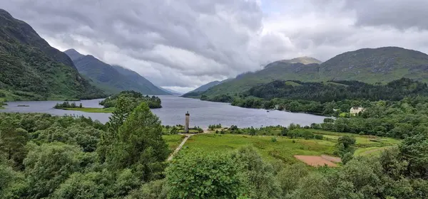 Dağlardaki güzel nehir manzarası, İskoçya