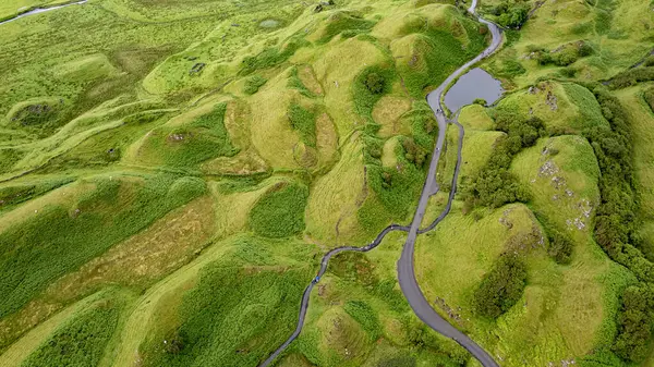 Dağlardaki nehrin havadan görünüşü, peri vadisi, Skye Adası, İskoçya