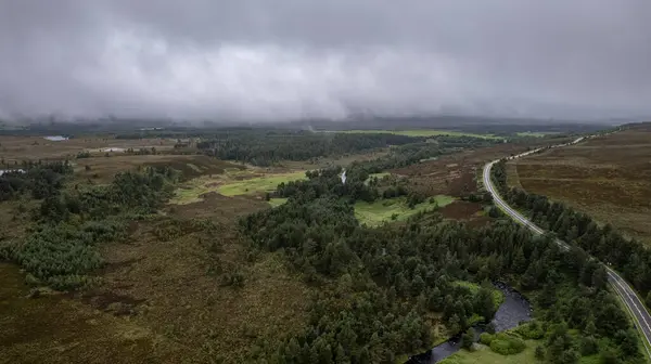 Dağlardaki nehrin havadan görünüşü