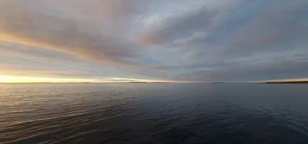 Denizin üzerinde güzel bir gün batımı