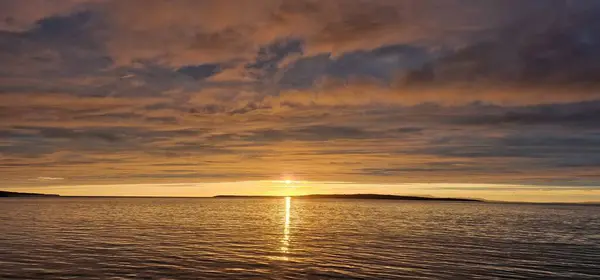 Atlantik Okyanusu üzerinde gün batımı, John Groats, İskoçya 'dan Orkney Adaları manzarası