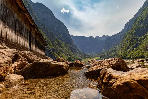 Dağlardaki nehrin güzel manzarası