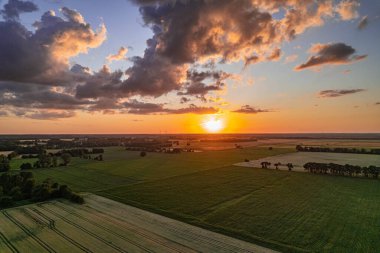 Bulutlu bir tarlanın üzerinde gün batımı ve güzel bir gün batımı
