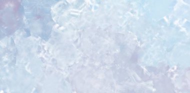 Islak beyaz kağıt suluboya, açık mavi fırça suluboya arka plan. Mavi gökyüzü, gün ışığıyla Küçük ve büyük bulutlara sahip.