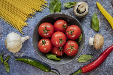 arka planda sebzeli makarna