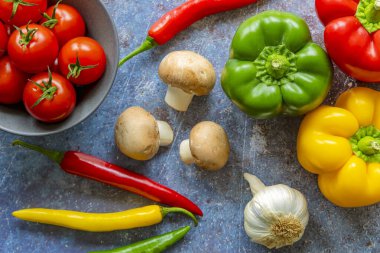 Ahşap arka planda renkli taze sebzeler.