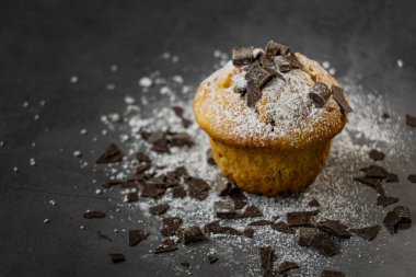 Tahta zemin üzerinde pudra olan çikolatalı kurabiye..