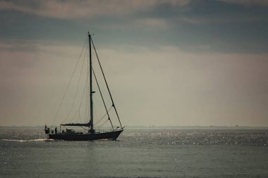 Deniz kıyısında bir yelkenli.