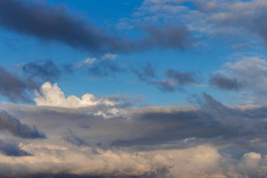 Bulutlu mavi gökyüzü. Geçmişi. mavi gökyüzü.