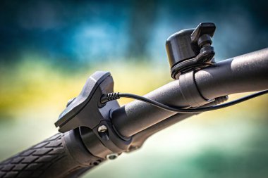 Elektrikli bir bisikletin gidonu, yakın plan.