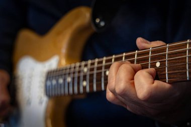 Erkek elleri elektro gitar çalıyor.