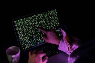 Karanlık odadaki bilgisayar korsanı.