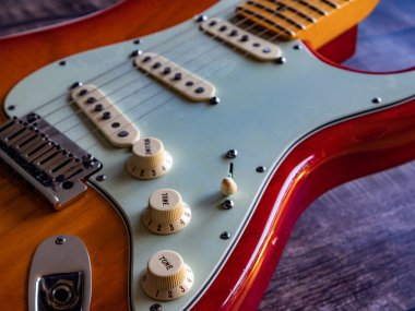 yakın çekim - telli eski bir elektro gitar.