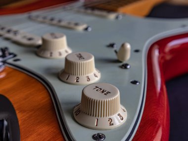 yakın çekim - telli eski bir elektro gitar.