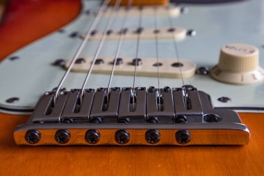Ahşap arka planda elektrik gitar